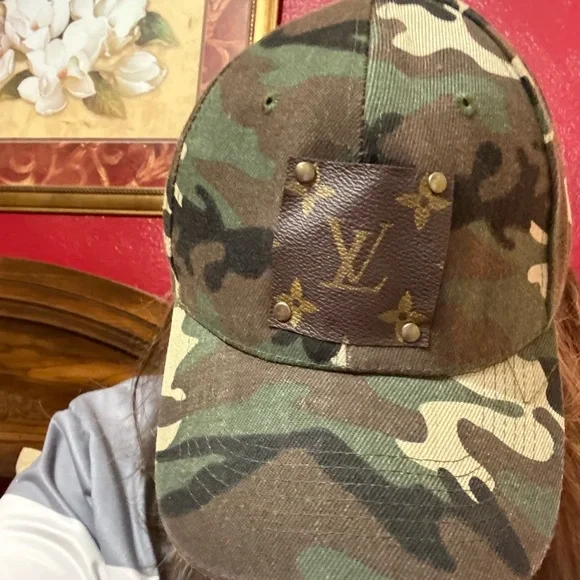 Louis Vuitton Camouflage Hat with Logo Patch display picture 1